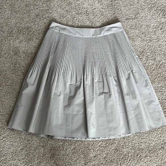 Banana Republic taupe finely pleated skirt size 6 - Picture 1 of 3